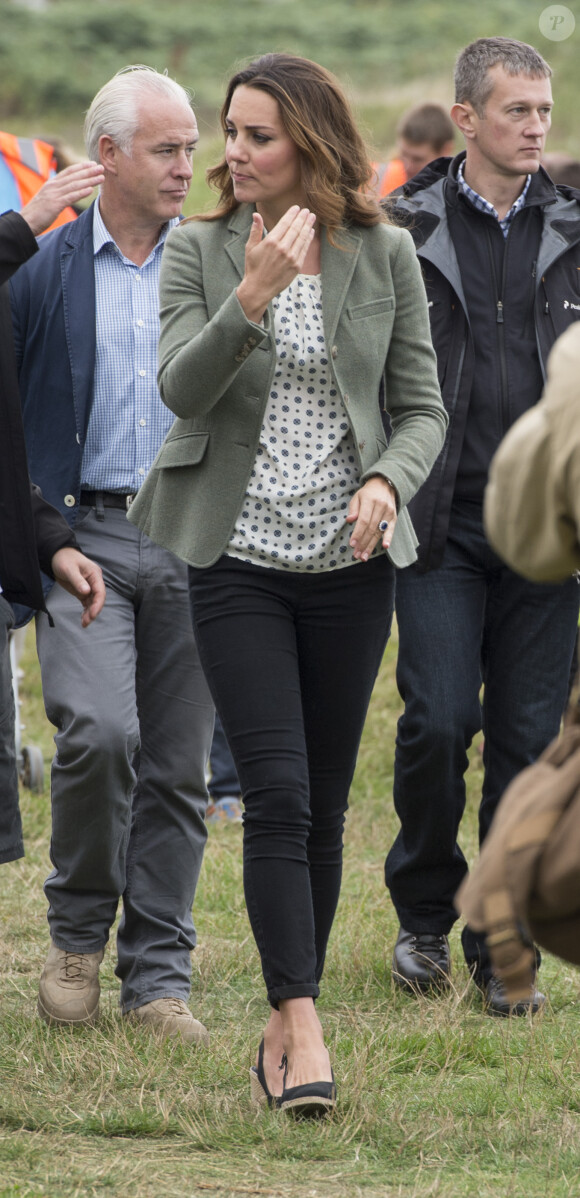Kate Middleton, par surprise, était présente (et mince) au côté de son mari le prince William le 30 août 2013 au départ de l'Ultra Marathon Ring O'Fire d'Anglesey, effectuant ainsi sa première apparition publique depuis la naissance de leur fils le prince George.
