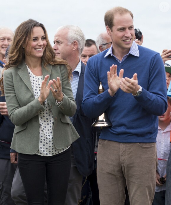 Kate Middleton, par surprise, était présente (et mince) au côté de son mari le prince William le 30 août 2013 au départ de l'Ultra Marathon Ring O'Fire d'Anglesey, effectuant ainsi sa première apparition publique depuis la naissance de leur fils le prince George.