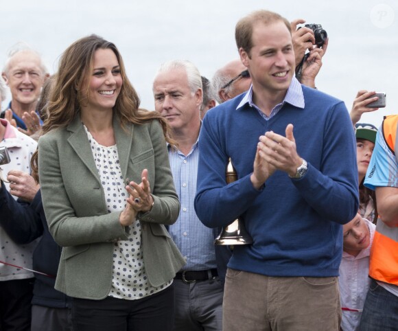 Kate Middleton, par surprise, était présente (et mince) au côté de son mari le prince William le 30 août 2013 au départ de l'Ultra Marathon Ring O'Fire d'Anglesey, effectuant ainsi sa première apparition publique depuis la naissance de leur fils le prince George.