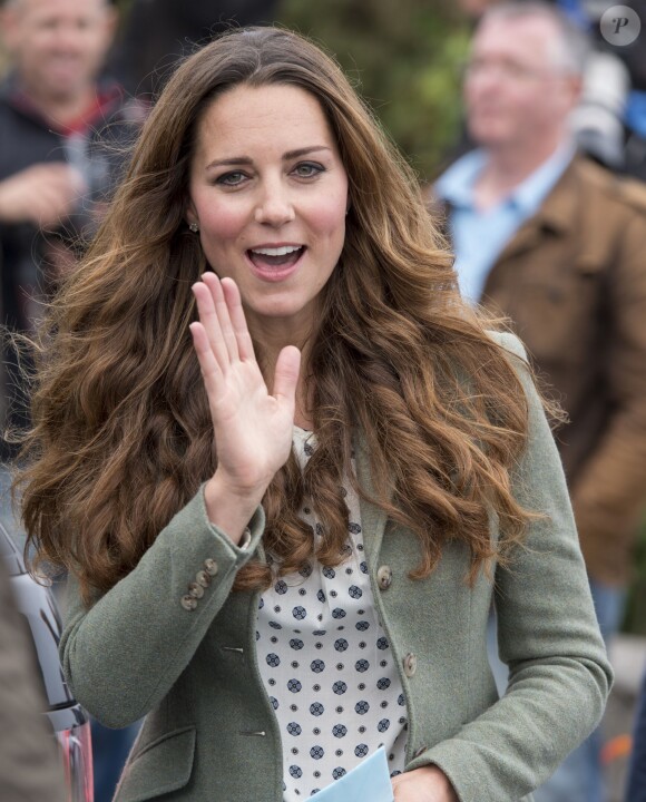 Kate Middleton, par surprise, était présente (et mince) au côté de son mari le prince William le 30 août 2013 au départ de l'Ultra Marathon Ring O'Fire d'Anglesey, effectuant ainsi sa première apparition publique depuis la naissance de leur fils le prince George.