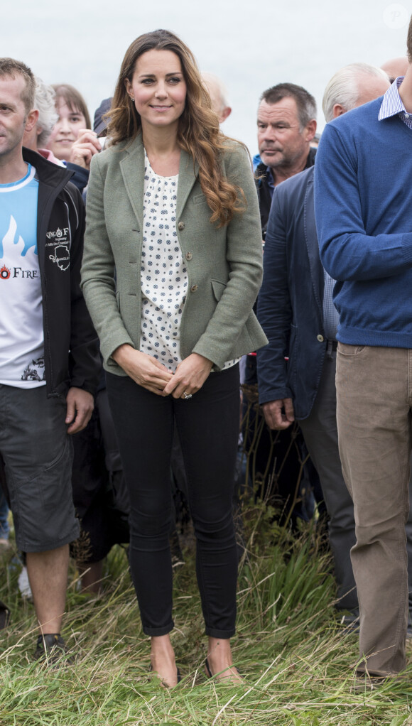 Kate Middleton, par surprise, était présente (et mince) au côté de son mari le prince William le 30 août 2013 au départ de l'Ultra Marathon Ring O'Fire d'Anglesey, effectuant ainsi sa première apparition publique depuis la naissance de leur fils le prince George.