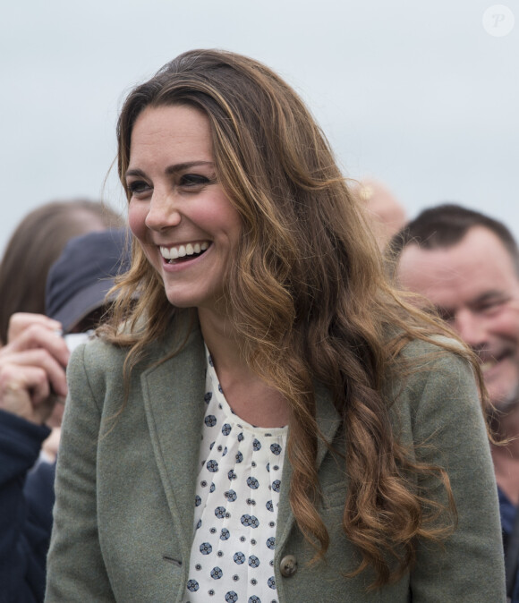 Kate Middleton, par surprise, était présente (et mince) au côté de son mari le prince William le 30 août 2013 au départ de l'Ultra Marathon Ring O'Fire d'Anglesey, effectuant ainsi sa première apparition publique depuis la naissance de leur fils le prince George.
