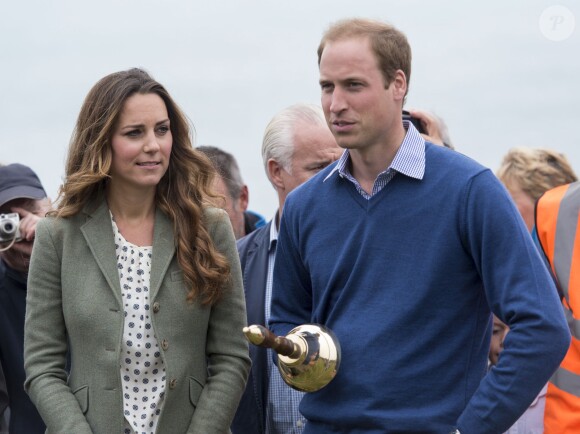 Kate Middleton, par surprise, était présente (et mince) au côté de son mari le prince William le 30 août 2013 au départ de l'Ultra Marathon Ring O'Fire d'Anglesey, effectuant ainsi sa première apparition publique depuis la naissance de leur fils le prince George.