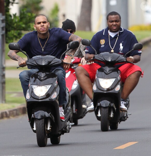 Chris Brown et Sean Kingston font du scooter à Hawaï, le 21 février 2013.