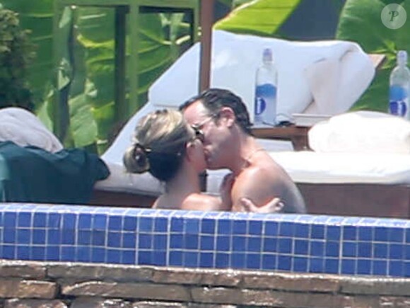 Exclusif - Jennifer Aniston et son fiancé Justin Theroux s'embrassent passionnément dans une piscine en vacances à Mexico, le 20 août 2013.