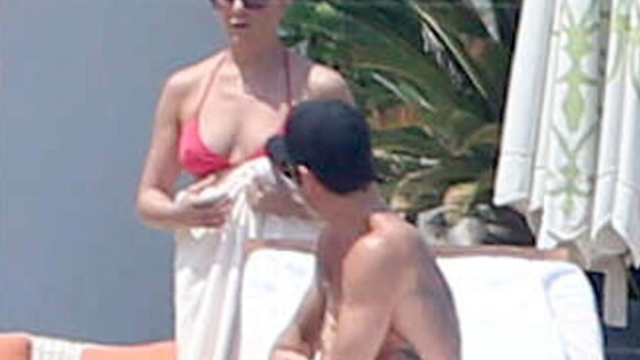 Jennifer Aniston cache son ventre et offre des baisers fougueux à son chéri