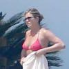 Exclusif - Jennifer Aniston cache son ventre en vacances avec son fiancé Justin Theroux à Mexico, le 20 août 2013.