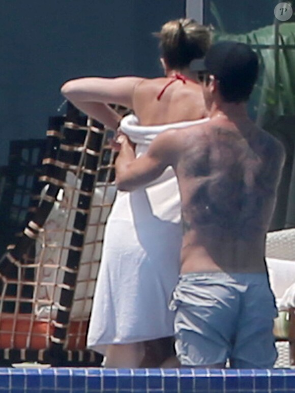 Exclusif - Jennifer Aniston cache son ventre aidée par son fiancé Justin Theroux en vacances à Mexico, le 20 août 2013.