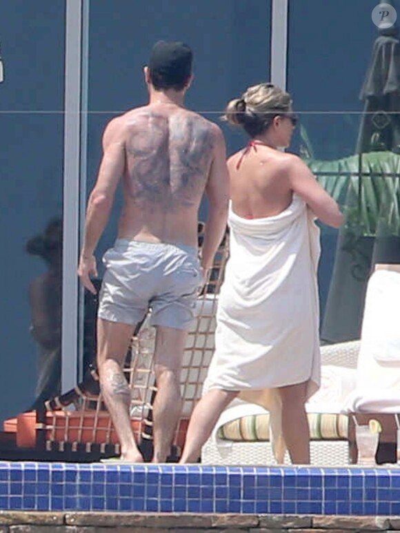 Exclusif - Jennifer Aniston cache son ventre, avec son fiancé Justin Theroux en vacances à Mexico, le 20 août 2013.