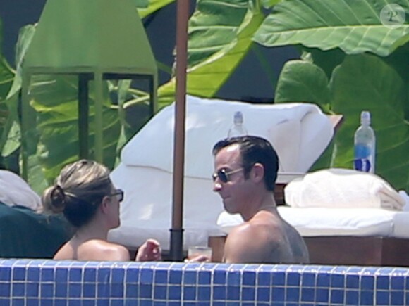 Exclusif - Jennifer Aniston dans la piscine avec son fiancé Justin Theroux en vacances à Mexico, le 20 août 2013.