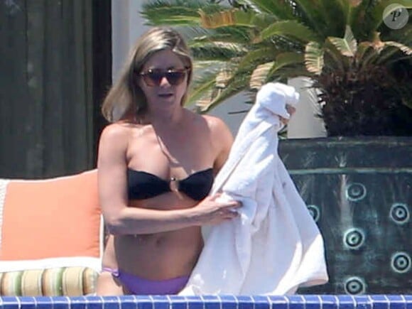 Exclusif - Jennifer Aniston sexy en vacances avec son fiancé Justin Theroux à Mexico, le 21 août 2013.