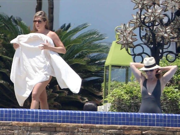 Exclusif - Jennifer Aniston et Amanda Anka en vacances avec son fiancé Justin Theroux à Mexico, le 21 août 2013.