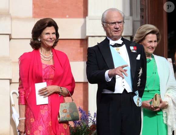 La reine Silvia de Suède, le roi Carl XVI Gustaf de Suède, la reine Sonja de Norvège - Mariage de Gustaf Magnuson (fils de la soeur du roi Carl XVI Gustaf de Suède) et Vicky Andren au château d'Ulriksdals à Stockholm, le 31 août 2013.