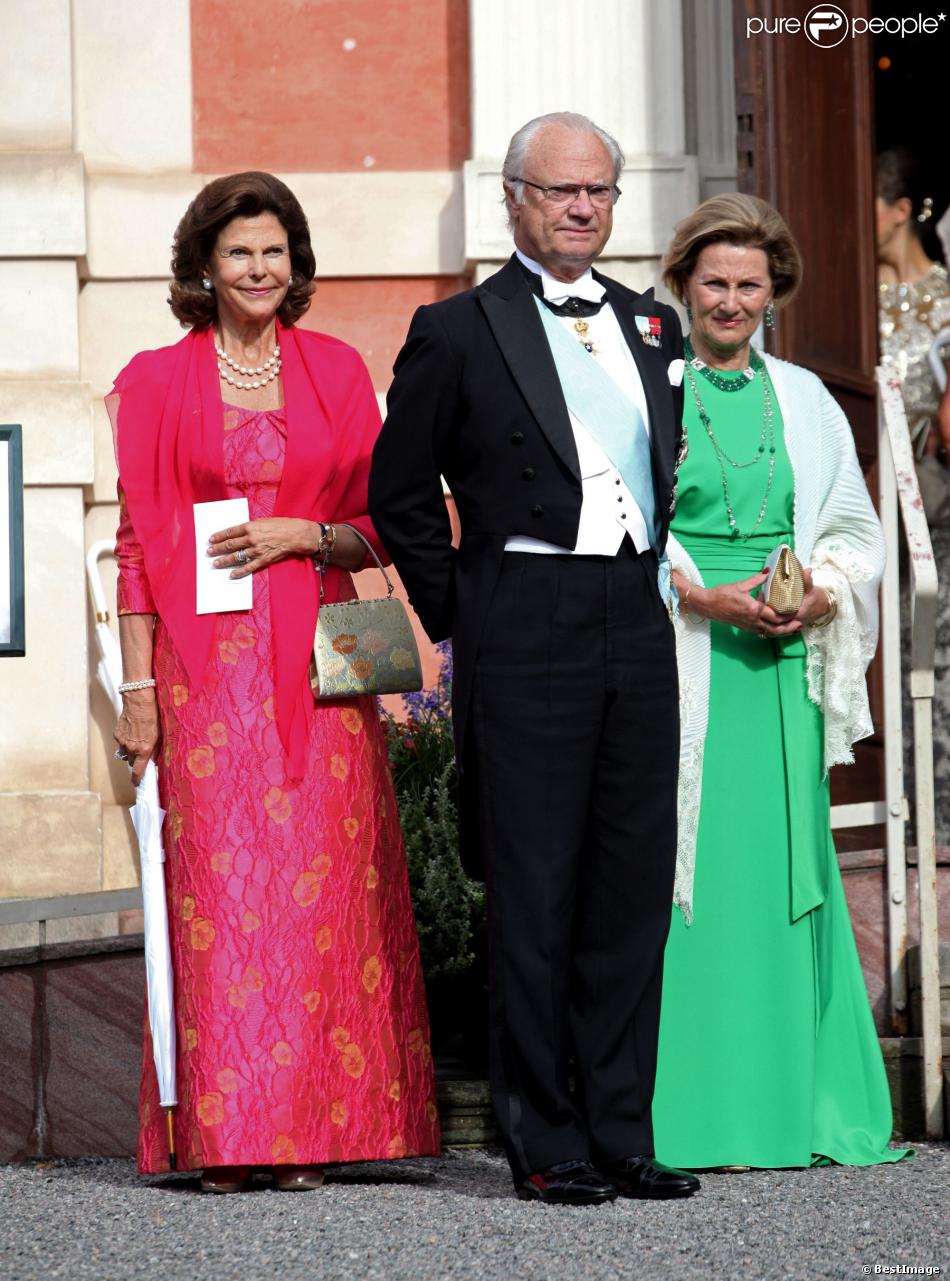 La reine Silvia de Suède, le roi Carl XVI Gustaf de Suède, la reine Sonja de Norvège - Mariage de Gustaf Magnuson (fils de la soeur du roi Carl XVI Gustaf de Suède) et Vicky Andren au château d&#039;Ulriksdals à Stockholm, le 31 août 2013.