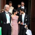 Le roi Carl XVI Gustaf, le prince Carl Philip de Suède et Sofia Hellqvist - Mariage de Gustaf Magnuson (fils de la soeur du roi Carl XVI Gustaf de Suède) et Vicky Andren au château d'Ulriksdals à Stockholm, le 31 août 2013.