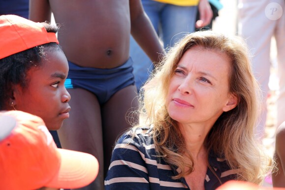 Exclusif - La Première dame Valérie Trierweiler, avec 5000 enfants parisiens à Cabourg le 28 août 2013
