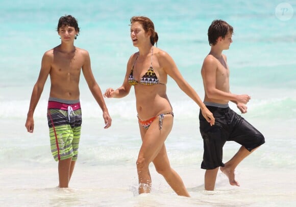 Exclusif - L'actrice Kate Walsh passe ses vacances avec son compagnon Chris Case et les enfants de celui-ci, à Cancún au Mexique, le 31 août 2013.