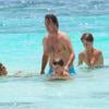 Exclusif - Kate Walsh passe ses vacances avec son compagnon Chris Case et les enfants de celui-ci, à Cancún au Mexique, le 31 août 2013.
