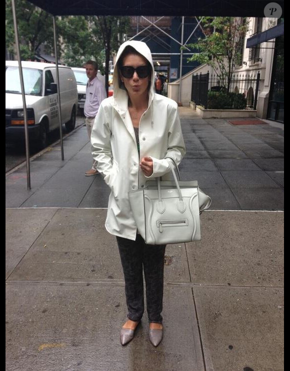 Kate Walsh sous la pluie à New York, le 22 août 2013.