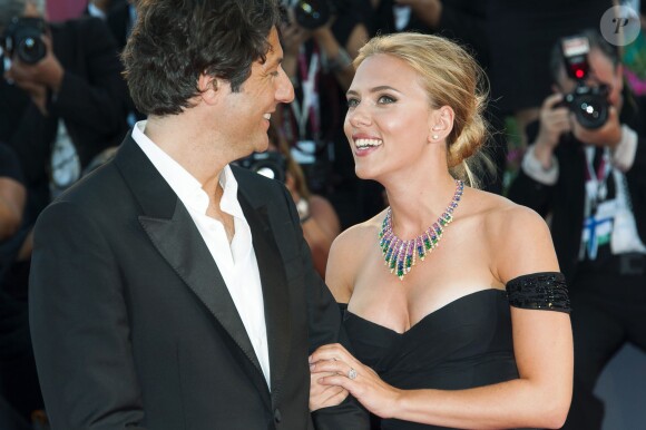Scarlett Johansson et le producteur du film lors de la présentation du film Under The Skin à la 70e Mostra de Venise, le 3 septembre 2013.