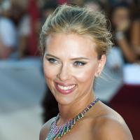 Scarlett Johansson, sensuelle à Venise : Décolleté glamour devant Elisa Sednaoui