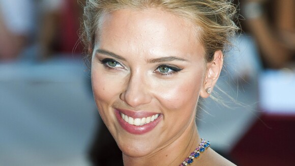 Scarlett Johansson, sensuelle à Venise : Décolleté glamour devant Elisa Sednaoui