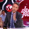 Yann Barthès présente Le Petit Journal sur Canal+.
