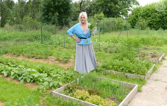 Exclusif - Mylène Demongeot dans sa propriété en Mayenne, avec ses animaux, le 1er juillet 2012.