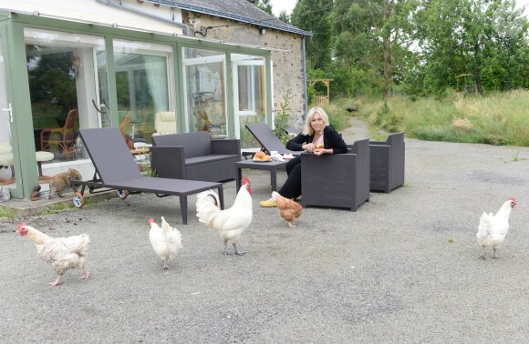 Exclusif - Mylène Demongeot dans sa propriété en Mayenne, avec ses animaux, le 1er juillet 2012.