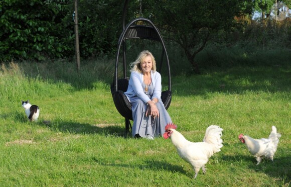 Exclusif - Mylène Demongeot dans sa propriété en Mayenne, avec ses animaux, le 1er juillet 2012.