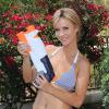 Joanna Krupa, sexy en mini-short avec un pistolet à eau à Los Angeles. Le 28 août 2013.