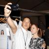 Le créateur Richard Chai se prend en photo avec Christina Ricci, invitée star de son défilé printemps-été 2014 au Lincoln Center. New York, le 5 septembre 2013.