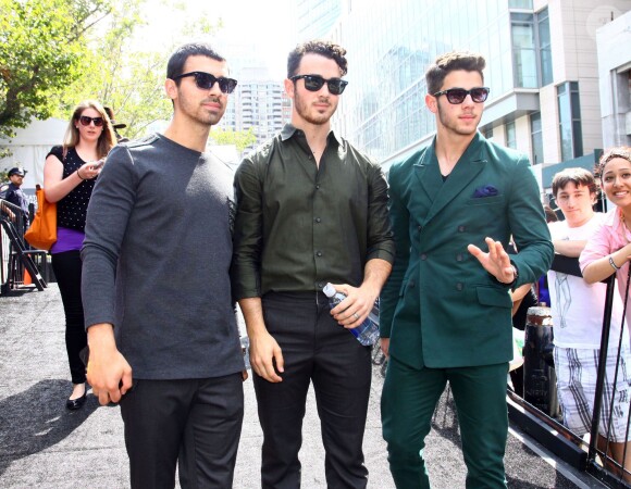 Joe, Kevin et Nick Jonas quittent le Lincoln Center à l'issue du défilé de Richard Chai. New York, le 5 septembre 2013.