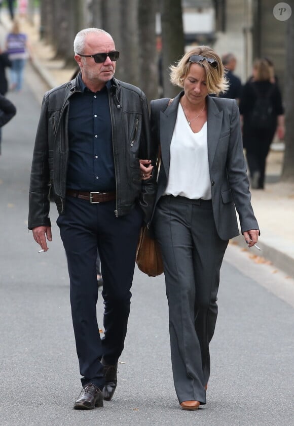 Olivier Baroux et sa femme à la sortie des obsèques de Valérie Benguigui au cimetière du Montparnasse à Paris, le 6 septembre 2013.