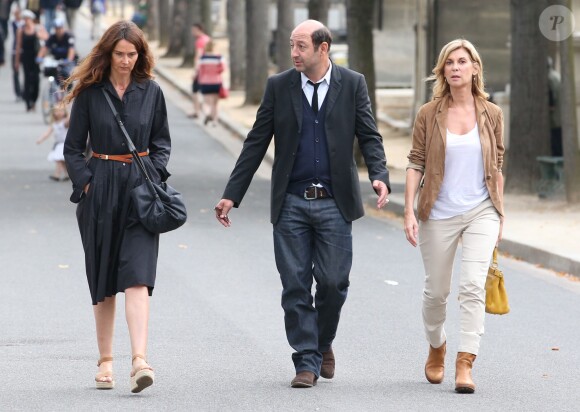 Michèle Laroque avec Kad Merad et son épouse Emmanuelle Cosso-Merad aux obsèques de Valérie Benguigui le 6 septembre 2013 au cimetière Montparnasse à Paris.