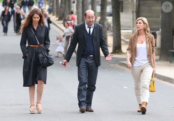 Michèle Laroque avec Kad Merad et son épouse Emmanuelle Cosso-Merad aux obsèques de Valérie Benguigui le 6 septembre 2013 au cimetière Montparnasse à Paris.