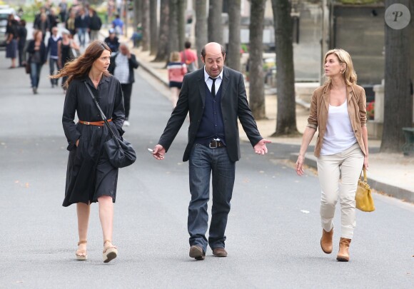 Michèle Laroque avec Kad Merad et son épouse Emmanuelle Cosso-Merad aux obsèques de Valérie Benguigui le 6 septembre 2013 au cimetière Montparnasse à Paris.