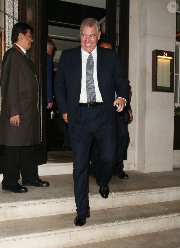 Le prince Andrew d'York quittant le restaurant 34 à Londres le 4 septembre 2013.
