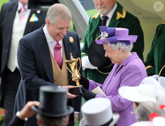 Le prince Andrew d'York avec sa mère la reine Elizabeth II lors du Royal Ascot le 20 juin 2013