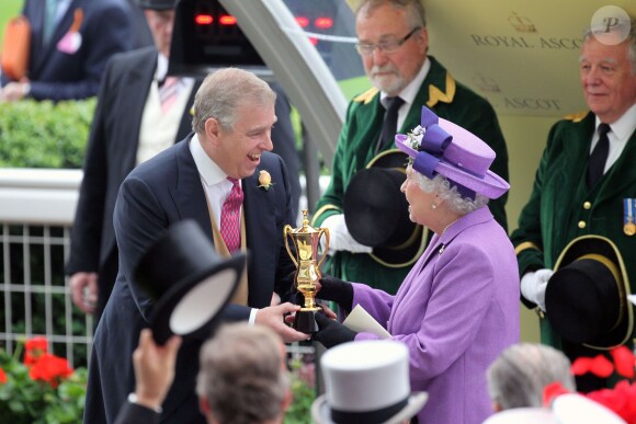 Le prince Andrew d'York avec sa mère la reine Elizabeth II lors du Royal Ascot le 20 juin 2013