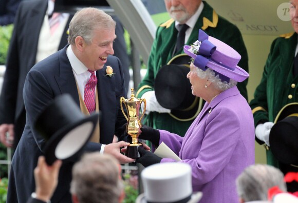 Le prince Andrew d'York avec sa mère la reine Elizabeth II lors du Royal Ascot le 20 juin 2013
