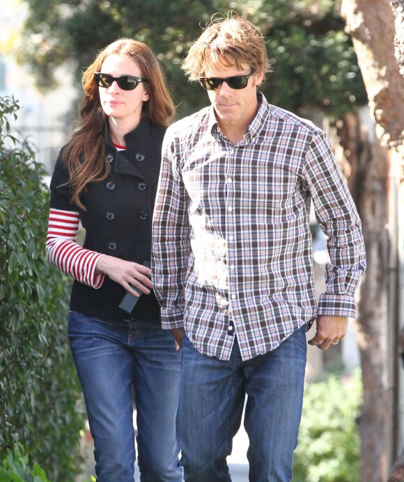 Julia Roberts et son mari Daniel Moder dans les rues de Santa Monica, le 16 février 2013.