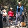 Les enfants de Gwen Stefani, Kingston et Zuma promènent leur chien avec leur nounou à Beverly Hills, le 7 septembre 2013.