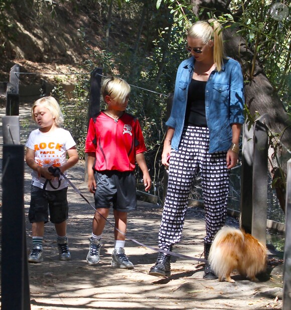 Les enfants de Gwen Stefani, Kingston et Zuma promènent leur chien avec leur nounou à Beverly Hills, le 7 septembre 2013.