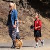 Les fils Gwen Stefani, Kingston et Zuma promènent leur chien avec leur nounou à Beverly Hills, le 7 septembre 2013.