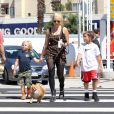 Les fils de Gwen Stefani, Kingston et Zuma avec leur tante Soraya, à Los Angeles, le 8 septembre 2013.