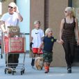 Gavin Rossdale (avec sa soeur Soraya) et ses fils Kingston et Zuma, à Los Angeles, le 8 septembre 2013.