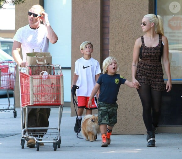 Gavin Rossdale (avec sa soeur Soraya) et ses fils Kingston et Zuma, à Los Angeles, le 8 septembre 2013.