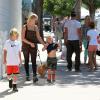 Les fils de Gwen Stefani, Kingston et Zuma avec leur tante Soraya à Los Angeles, le 8 septembre 2013.