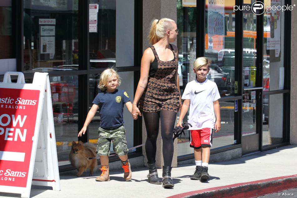 Les fils de Gwen Stefani, Kingston et Zuma avec leur tante Soraya, à Los Angeles, le 8 septembre 2013.